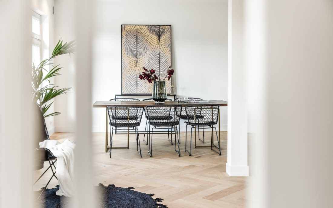 Partition walls that furnish