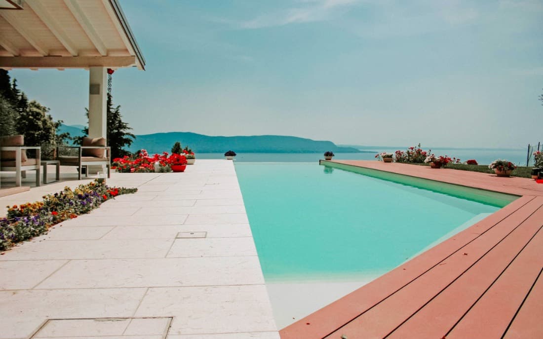 Piscina sì, ma integrata. Come evitare l'errore più comune nei progetti outdoor.
