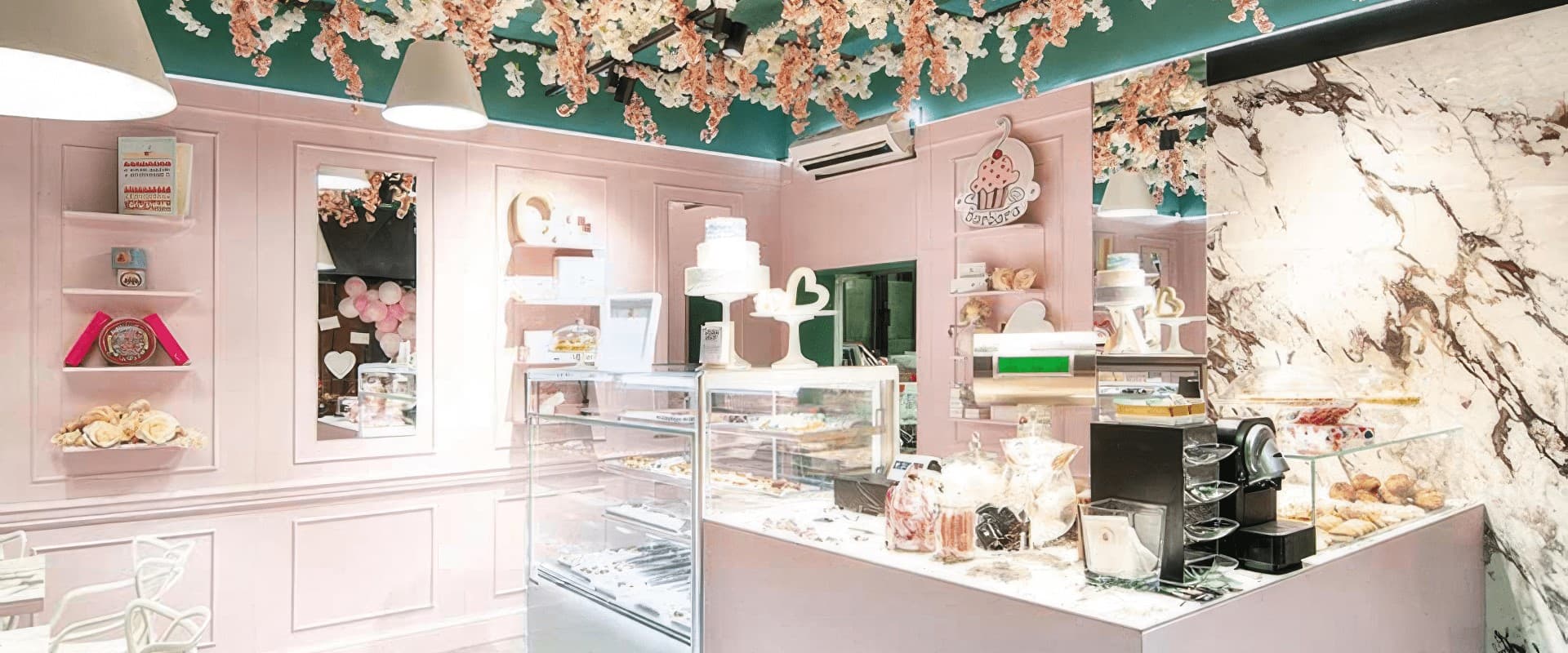 Pasticceria commerciale — bancone e materiali